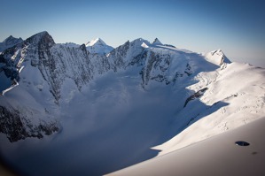 Tady se tvoří ledovec Aletsch, nad ním vrcholky Jungfrau (vlevo) a Monch Tady se tvoří ledovec Aletsch, nad ním vrcholky Jungfrau (vlevo) a Monch