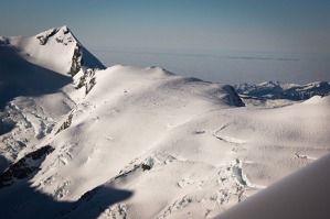 Lavinové pole oblasti zvané Concordia, kde se spojují zdroje sněhu, ledu a kamení, které pak tvoří ledovec Aletsch