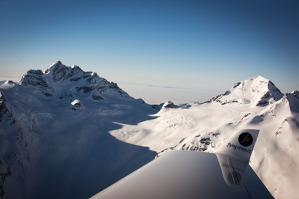Vlevo vrcholek Jungrafu, vpravo Monch, směrem dolů začátek ledovce Aletsch, Bernské Alpy, Švýcarsko