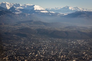 Grenoble a hory Alpy za ním