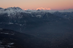Údolí a město Aosta před začátkem klesání