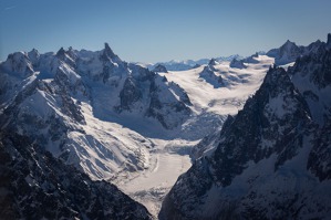 Bílé údolí a jeho ledovec, úpatí Mont Blanc, Francie Bílé údolí a jeho ledovec, úpatí Mont Blanc, Francie
