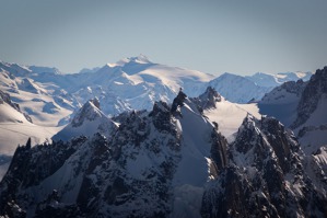 Aiguille du Midi, vrcholky tyčící se nad Chamonix. Sem také vede lanovka, jejíž lano  v šedesátých letech v tragické nehodě