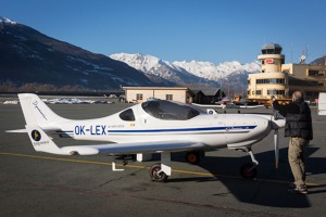 Ruční protáčení motoru v mrazu kolem -5oC, letiště Aosta, Itálie