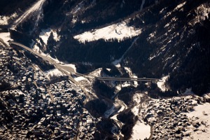 Horské středisko Courmayeur na italské straně masivu Mont Blanc. Je vidět také dálniční  most vedoucí do 11 km dlouhého tunelu pod Mont Blanc a dále pak do francouzského Chamonix.   Tunel byl postaven v letech