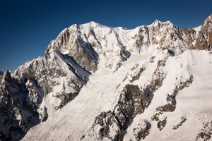 Jihozápadní část masivu Mont Blanc – vlevo hřeben Aiguilles grises (cca 3800 m), nahoře  Aiguille de Bionnassay s horní částí ledovce