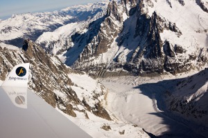 Mont Blanc du Tacul, 4248 m, kolem jehož úpatí teče ledovec Vallee Blanche