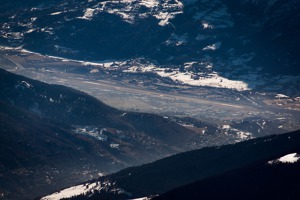 Údolí a město i letiště Aosta, Itálie