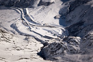 Dálniční vjezd do tunelu Grand St. Bernard. Tunel byl otevřen v roce 1964 a je asi 6 dlouhý. Umožňuje průjezd po celý rok, zatímco přes průsmyk se lze dostat pouze v létě. Dálniční vjezd do tunelu Grand St. Bernard. Tunel byl otevřen v roce 1964 a je asi 6 dlouhý. Umožňuje průjezd po celý rok, zatímco přes průsmyk se lze dostat pouze v létě.