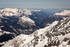 Pohled údolím východně od Grand Combin, 4314 m. Vzadu je vidět Ženevské jezero, vpravo  vzadu vrcholky Diablerets,