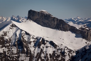 Vrcholky a sjezdovka střediska Diablerets kolem 3100 m nad mořem