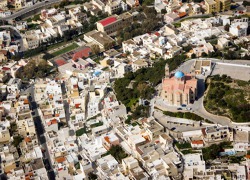 Vrcholek kopce s pravoslavným kostelem, Ermoupolis, ostrov Syros