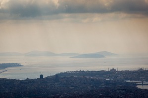 Zaplavené říční koryto tvořící známou zátoku Zlatý roh, která odděluje staré a nové město Istanbulu. Na obzoru Modrá mešita.