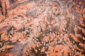 Kamenné útvary u městečka Avanos, Cappadocia ve kterých jsou vykopána „jeskynní města“