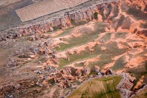 Kamenné útvary u městečka Avanos, Cappadocia ve kterých jsou vykopána „jeskynní města“ 