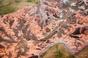 Kamenné útvary u městečka Avanos, Cappadocia ve kterých jsou vykopána „jeskynní města