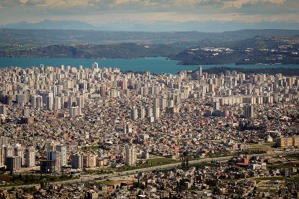 Město Adana po startu. Adana má 1,5 milionu obyvatel, 3. největší mešitu na světě, zajímavý historický střed města i příjemné prostředí kolem rozlehlých jezer. Město Adana po startu. Adana má 1,5 milionu obyvatel, 3. největší mešitu na světě, zajímavý historický střed města i příjemné prostředí kolem rozlehlých jezer.