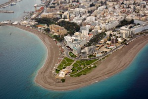 Východní cíp ostrova Rhodos s pláží a hotely