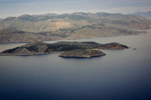 Vpředu řecký ostrůvek Sesklio, za ním ještě řecký ostrov Symi. Na horizontu pak už turecká pevnina