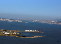  Pohled z severu na řeku Tajo, která se vlévá se u Lisabonu do Atlantiku.