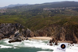 Pláž Azenhas do Mar severně od Cap de Roca – západní pobřeží Portugalska