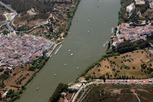 Vpravo městečko Alcoutim (Portugalsko) a vlevo Sanuicar de Guadiana (Španělsko)