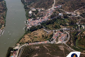  Hraniční portugalské městečko Alcoutim v provincii Algarve na řece Guadiana