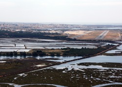  Ranvej letiště Faro při nízkém průletu letištní zónou (CTR) kolem pobřeží