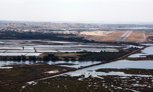  Ranvej letiště Faro při nízkém průletu letištní zónou (CTR) kolem pobřeží