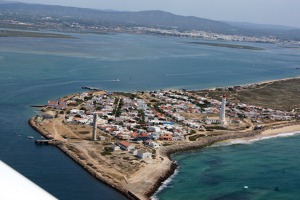 Maják u vjezdu do laguny jižně od města Faro