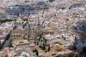 Sevillská katedrále a pře dní čtvercová budova Indických archivů, kde jsou uloženy všechny kupecké smlouvy s Novým světem i informace o objevování Ameriky