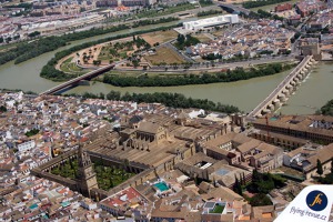 Cordoba - přes dva tisíce let starý římský most (Puente Viejo) se středověkou věží Torre de la Callahora a katedrálou (původně mešita)