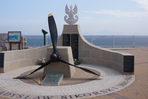 Památník předsedovi polské exilové vlády W. Sikorskému, který v Gibraltaru zahynul společně se svou dcerou a doprovodem při letecké havárii 4. 7. 1943