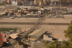 Gibraltar má zřejmě jediné letiště na světě, přes které vede velmi živá silnice a při přistávání letadel provoz zastaví závory
