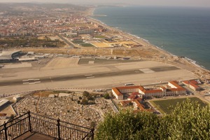 Hned za prahem dráhy 27 je plot tvořící hranici britského Gibraltaru se Španělskem