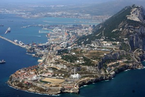 Gibraltarská skála – vepředu oblast zvaná „Europa point“ s bílou mešitou