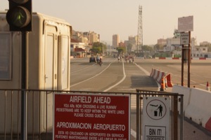 Tady musí čekat chodci, když na dráhu 09/27 letiště Gibraltar přistává nebo z ní startuje letadlo
