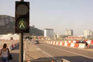 Z druhé strany (od Španělska) je pro chodce semafor a pro auta závora