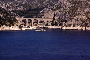  Pohled na romantickou železnici vedoucí kolem Marseillského zálivu