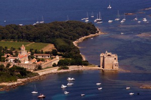 Ostrůvek Saint Honorat, jeden z Lerinských ostrovů ležících jihovýchodně od Cannes