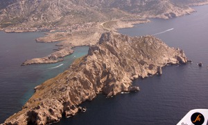 Ostrov „Ile de Riou“ asi 20 km jižně od Marseille a první pevný navigační bod při přeletu více než 200 km širokého Lvího zálivu ze španělské strany