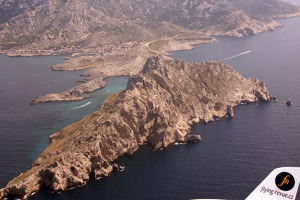 Ostrov „Ile de Riou“ asi 20 km jižně od Marseille a první pevný navigační bod při přeletu více než 200 km širokého Lvího zálivu ze španělské strany