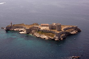 Zámek If (chateu d´IF“ ) na ostrově If (Ile d´If) jednom z ostrůvků Friulského souostroví v Marseillském zálivu. Sem Alexandr Dumas umístil hlavní děj své knihy Hrabě Monte Christo