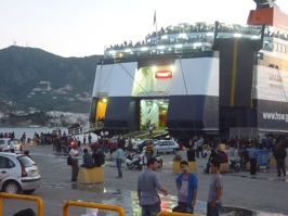 Příprava odjezdu lodi z Lesbosu do Pirea