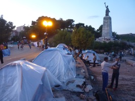 Stanový tábor běženců v přístavu Lesbos