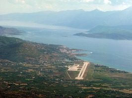 Nejkratší cesta z Turecka do EU – ostrov Samos s letištěm a vpravo Turecko. Průliv je široký jen 1,5 km