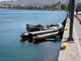Zničené lodě běženců v přístavu Kos