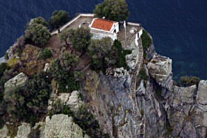 Kostelík, ve kterém se filmovala scéna se svatbou v poslední části filmu Mamma Mia – ostrov Skopelos