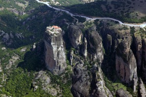 Skalní oblast Meteora s mužskými kláštery na vrcholcích jednotlivých skal