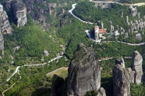 Skalní oblast Meteora s mužskými kláštery na vrcholcích jednotlivých skal